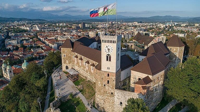 Ljubljanski_grad_in_Grajski_gric.jpg
