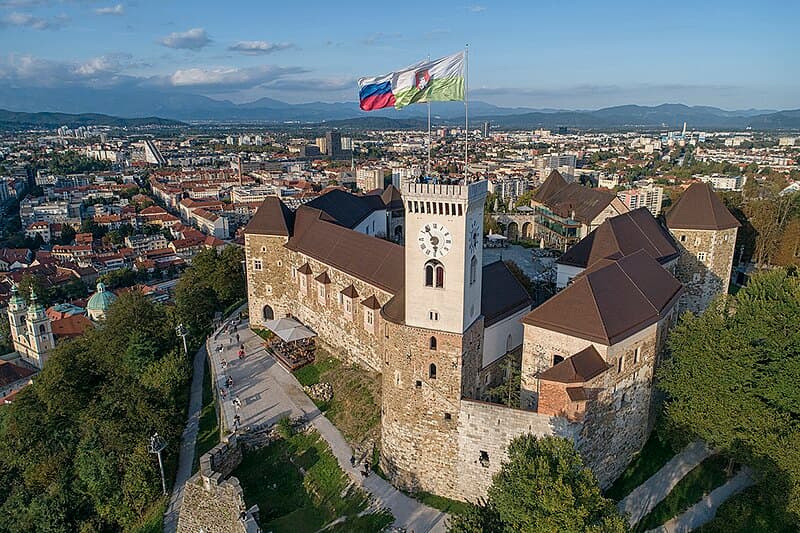 Ljubljanski_grad_in_Grajski_gric.jpg