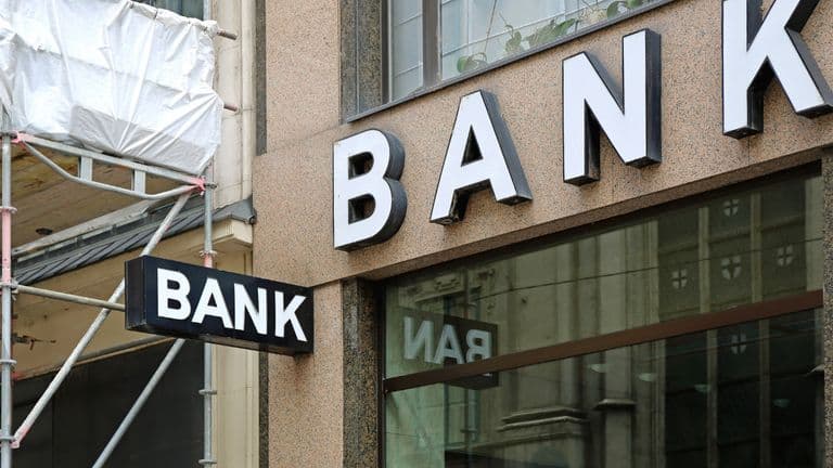 Crypto Giants Seek Bank Licenses Amid Stablecoin Laws