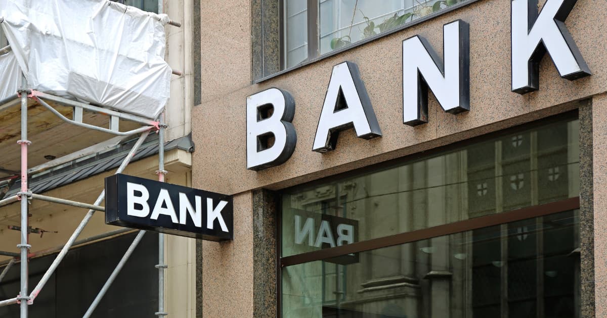 Crypto Giants Seek Bank Licenses Amid Stablecoin Laws